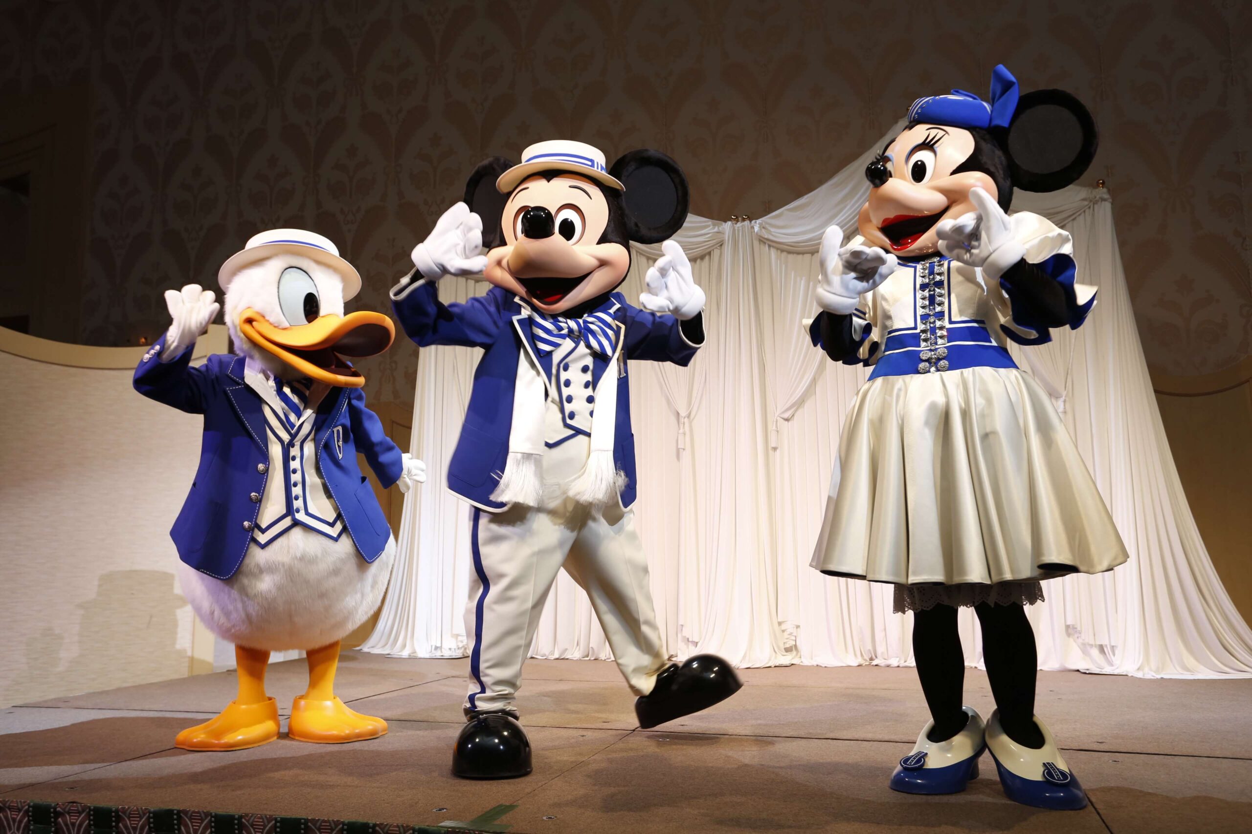 さぁ、開宴！！ミッキー達の登場です！